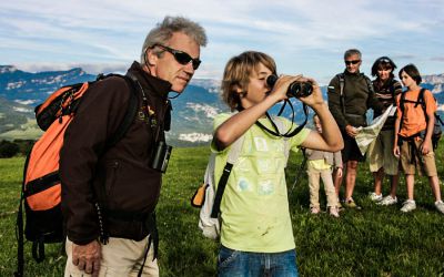 randonnée en famille avec un accompagnateur en montagne